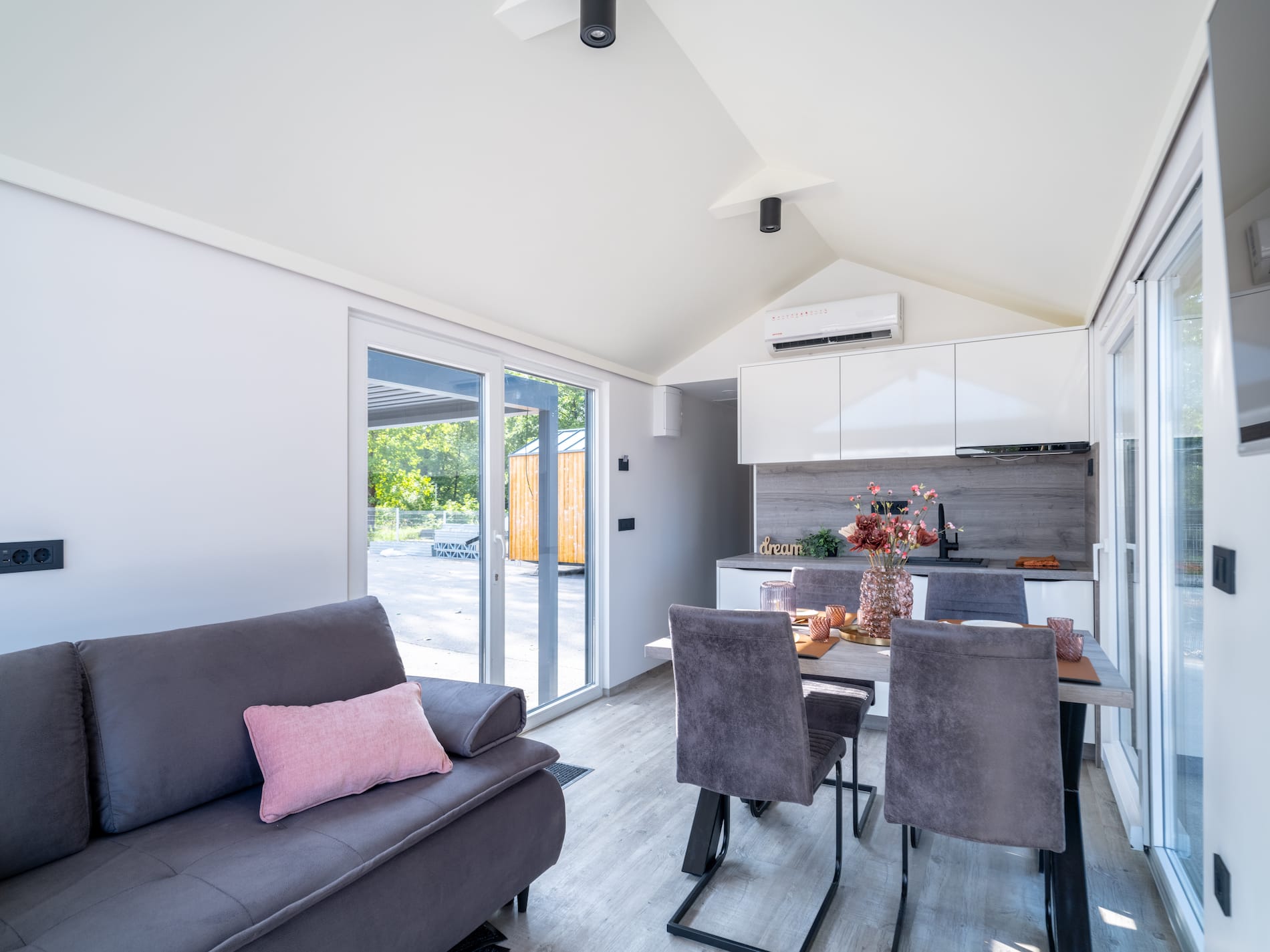 Mobilna hiša Nnikas - notranjost - jedilno-bivalno-kuhalni del